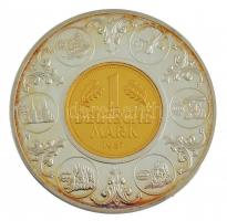 Német Szövetségi Köztársaság 1987D 1M Cu-Ni aranyozva, jelzett Ag keretben, tanúsítvánnyal, dísztokban (1M súlya nélkül ~38,86g/0.999/50mm) T:1-, keret eredetileg PP fo., ujjlenyomat Federal Republic Germany 1987D 1 Mark Cu-Ni gilt in hallmarked Ag frame with certificate in original display case (deducting the coins weight: ~38,86g/0.999/50mm) C:AU, frame originally PP spotted, fingerprint