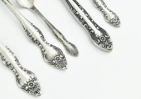 cca 1960 Ezüstözött orosz 6db villa, kanál, kés, mokkás és teás kanál, gazdagon díszítve, jelzett, s...