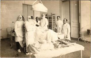~1930 Sebészeti műtő orvosokkal, műtét / Surgical operating room with doctors, surgery. photo
