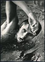 1973 Hargitay András (1956-) úszó verseny közben, hátoldalt feliratozott, publikált fotó, merevítőpapírral, 23×17 cm
