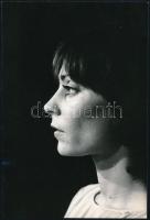 cca 1975 Venczel Vera (1946-2021) színésznő portréfotója, készítette: Csánits Ágnes, hátoldalon feliratozva, 18×12 cm