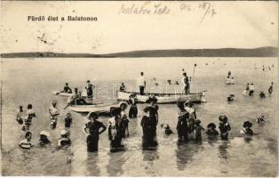 1916 Balaton, Fürdő élet a Balatonon, fürdőzők, csónakok (EK)