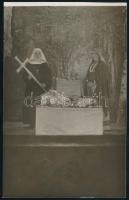 cca 1915 Fotó egy misztikus színdarab előadásáról lófejekkel, hátoldalon a két amatőr szereplő nevével, 13,5×8,5 cm