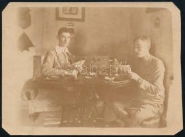 1918 Egy kártyaparti a felvidéki Gyökényesen, a katona kezén karórával, hátoldalt feliratozott fotó, 9×12 cm