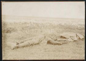 cca 1916 Elesett katona a fronton, fotó, 8×11 cm