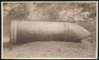 1916 Egy fel nem robbant 42-es lövedék az olasz fronton, hátoldalon feliratozott fotó, 6,5×10,5 cm