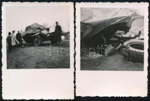cca 1941 2 db fotó magyar harci jármű balesetéről, 8×6 cm