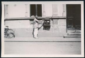 1938 A vukovári (Délvidék) posta előtt, hátoldalon feliratozott fotó, 6×9 cm