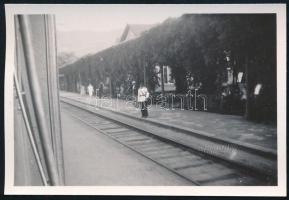 cca 1938 Fotó az orsovai (Erdély) állomásról a vonat ablakánál, hátoldalon feliratozva, 6×8,5 cm