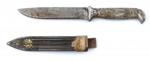 Sasfej formájú fém nyeles kés, fém hüvellyel 18 cm