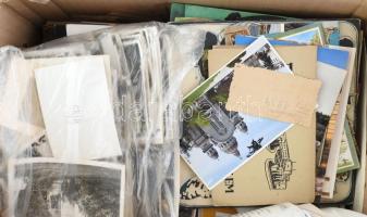 Nagy doboznyi vegyes papírrégiség, benne sok képeslap, kb. 500 db fotó, gyógyszerészet könyv, fillér...