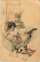1913 Finoman erotikus hölgy cicákkal / Gently erotic lady playing with cats (EK)
