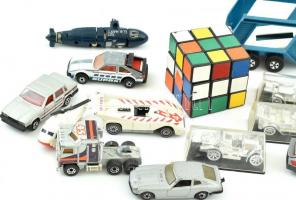 Vegyes játék tétel játék autók, matchboxok, rubik kockák, stb