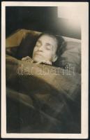 cca 1930-1940 Elhunyt idős hölgy ravatali fotója, fotólap, 14x9 cm