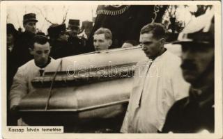 1943 Székesfehérvár, Kaszap István temetése, jezsuita noviciusok viszik a koporsót (EK)