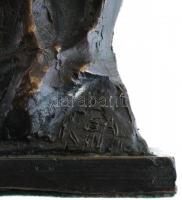 Kárpáti Tamás (1949- ): Angyal. Öntött, patinázott bronz. Jelezve hátoldalon lent: KT. E/A (művészpé...