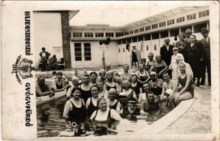 1938 Hajdúszoboszló, gyógyfürdő, fürdőzők csoportja. Medencékbe lépni zuhany fürdő nélkül tilos. Czeglédy-Foto photo (EK)