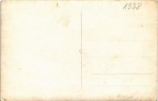 1938 Hajdúszoboszló, gyógyfürdő, fürdőzők csoportja. Medencékbe lépni zuhany fürdő nélkül tilos. Cze...