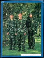 cca 1990-2000 Magyar katonák egyenruhában: 90 M tiszti, 93 M tábornoki nyári és 90 M téli tábori ruházat, nyomat faroston, 32x24 cm