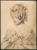 cca 1920-1940 Kislány virágokkal, vintage fotó Kodak szárazbélyegzővel, foltos, jobb felső sarkában töréssel, hátoldalán ragasztás nyomival, 21x16 cm