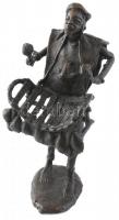 Afrikai zenélő figura, öntött és patinázott bronz, XX. sz. második fele, jelzés nélkül, m: 28 cm