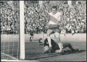 cca 1968 Albert Flórián (1941-2011), az FTC csatára a kapust kicselezve gólt lő, fotó, jó állapotban, 23×16 cm