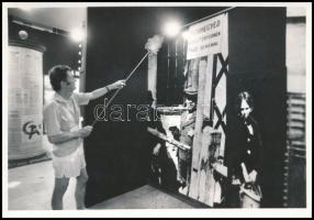 1994 Takarítanak egy történelmi kiállításon a zsidónegyedet bemutató résznél, Hajdú András hátoldalt pecsételt fotója, jó állapotban, 13×18 cm