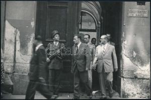 1948 Kádár János (1912-1989) akkori belügyminiszter, Münnich Ferenc (1886-1967) akkori rendőrfőkapitánnyal elhagyja a főkapitányság épületét, hátoldalt feliratozott fotó, szép állapotban, 12×18 cm