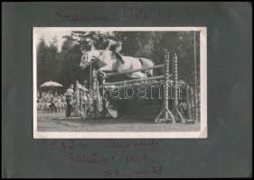 1943 Lovas akadályverseny Siófokon, feliratozott fotó, fotósarokkal albumlapra rögzítve, 9×14 cm