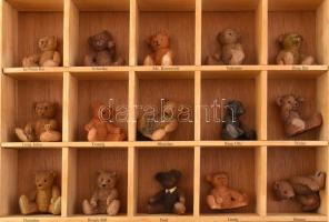 25 db Teddybär, Teddy mackó (medve, maci) 5cm műanyag kicsinyített mása, fa polcon. 48x38cm