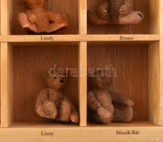 25 db Teddybär, Teddy mackó (medve, maci) 5cm műanyag kicsinyített mása, fa polcon. 48x38cm