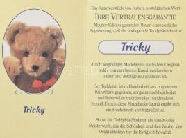 25 db Teddybär, Teddy mackó (medve, maci) 5cm műanyag kicsinyített mása, fa polcon. 48x38cm