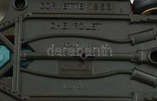 Corvette 1953 autómodell, nyitható ajtó, motorház, stb., egyik kereke kijár, kis sérüléssel, h: 22 c...