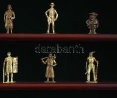 32 db réz és fém Kinder ólomkatona, gyűjtemény falra szerelhető polcon. 40x48 cm