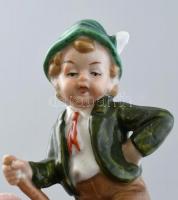Német porcelán kisfiú kutyával, kézzel festett, jelzés nélkül, kopásnyomokkal, m: 11 cm