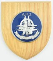 NATO plakett, fa alapon, kis kopásnyomokkal, d: 9,5 cm