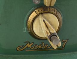 Tula márkájú szovjet elektromos varrógép, szép állapotban, eredeti bőröndben, orosz nyelvű gépkönyvv...