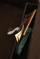 Tula márkájú szovjet elektromos varrógép, szép állapotban, eredeti bőröndben, orosz nyelvű gépkönyvv...