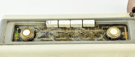 Orionton magyar és Okean 209 szovjet táskarádiók, hiányos, kopott, sérült