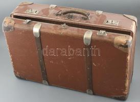 Régi csatos bőrönd, kulcs nélkül, kopásnyomokkal, 58×18×38 cm