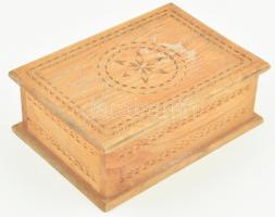 Faragott fadoboz, 7 csomag játékkártyával. 22x15x8cm