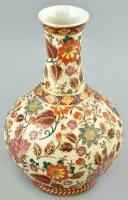 Kínai jelzett porcelán váza keleti motívummal, kopott, hajszálrepedt m:26cm