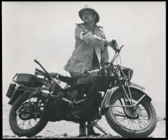 cca 1967 Motorral a sivatagban, 1 db produkciós filmfotó, 15,8x19 cm