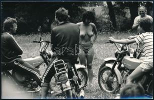cca 1977 A motoros találkozó háziasszonya, 1 db vintage fotó Marinkay István (1920-?) veszprémi fotóművész hagyatékából, 9x14 cm
