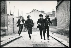 cca 1965 Beatles együttes, fussunk srácok, mert utolérnek a rajongók, 1 db fotó Fekete György (1904-1990) budapesti fényképész gyűjteményéből, 14,2x21 cm