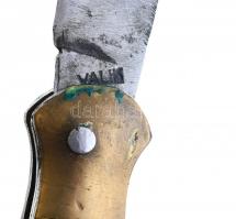 Jelzett vadász bicska, zsebkés, Válik jelzéssel a pengén, bőr tokkal, réz és szaru markolattal, h: 2...