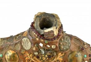 Antik szerencse díszkulacs, emlékekkel tele applikálva (pitykegomb, gombok, bross maradványok, fém l...