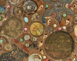 Antik szerencse díszkulacs, emlékekkel tele applikálva (pitykegomb, gombok, bross maradványok, fém l...