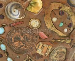 Antik szerencse díszkulacs, emlékekkel tele applikálva (pitykegomb, gombok, bross maradványok, fém l...