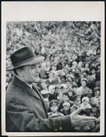 1962 Kádár János felszabadulási ünnepélyen beszédet mond. Nyugati sajtófotó. Jelzett. 18x24 cm